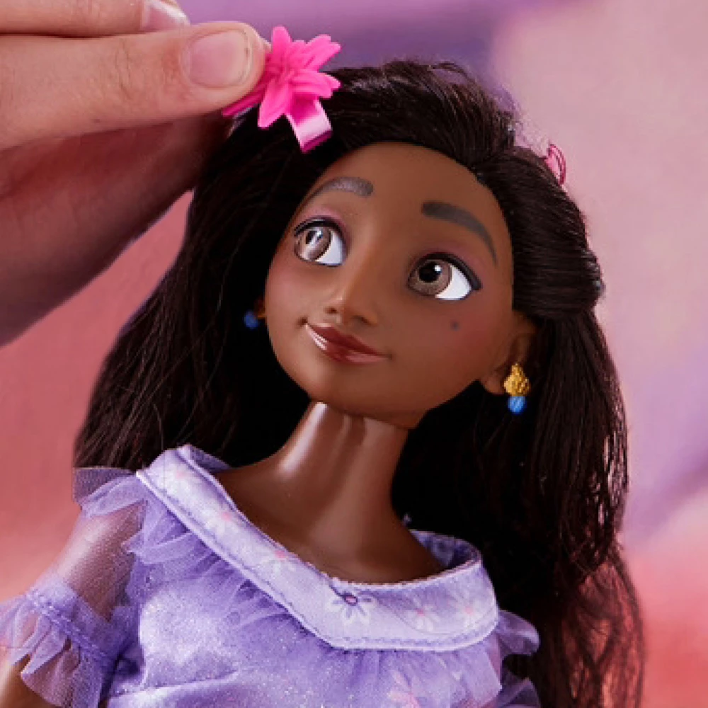 Disney Store Poupée Classique Isabela, Encanto : La Fantastique Famille Madrigal 3 Disney Store Poupée Classique Isabela, Encanto : La Fantastique Famille Madrigal – Image 3